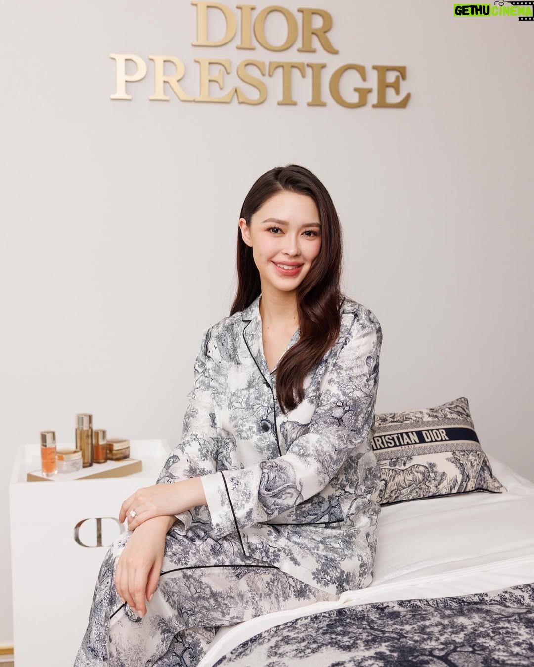 Patricia Tanchanok Good - 3 Likes - ใหม่เซรั่มจาก Dior Beauty กับ Dior Prestige Le Nectar Intégral เซรั่มเข้มข้นให้การบำรุงล้ำลึกพร้อมคืนความอ่อนเยาว์ให้ผิวดูมีมิติ ✨ มาพร้อมเซรั่ม Dior Prestige Le Nectar Premier ช่วยให้ผิวอ่อนเยาว์ เน้นเรื่องริ้วรอย และ Dior Prestige Le Baume De Minuit ครีมบำรุงผิวกลางคืน มอบผิวแลดูแน่นกระชับและอิ่มเอิบขึ้น แพทลองแล้วรู้สึกว่าผิวได้รับการปรนนิบัติแบบสมบูรณ์แบบที่สุดเลยค่ะ 🌹😍
วางจำหน่ายแล้วที่ Dior Beauty ทุกสาขา และ ออนไลน์ shop.dior.co.th
#DiorPrestige #DiorBeauty @DiorBeauty