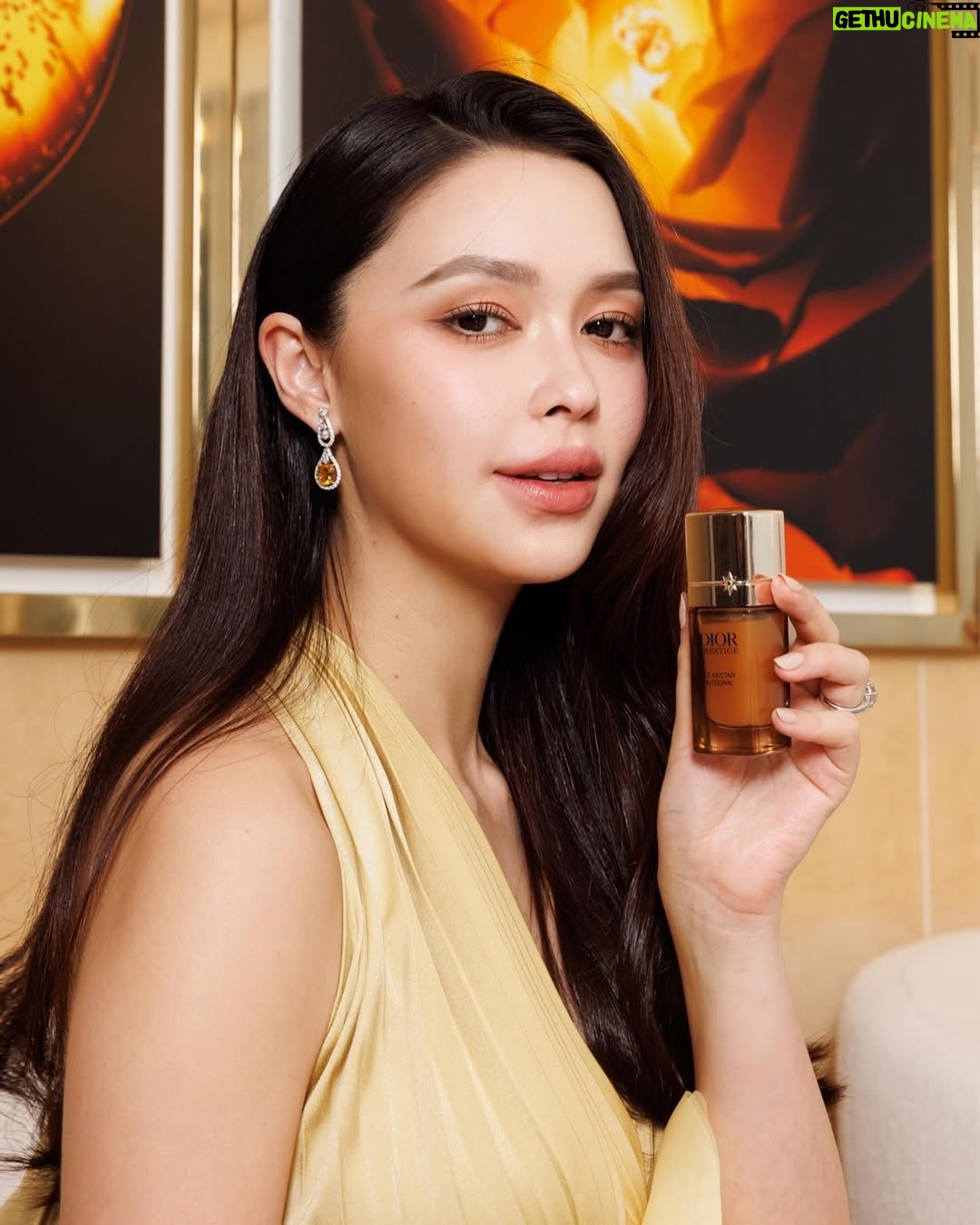 Patricia Tanchanok Good - 3 Likes - ใหม่เซรั่มจาก Dior Beauty กับ Dior Prestige Le Nectar Intégral เซรั่มเข้มข้นให้การบำรุงล้ำลึกพร้อมคืนความอ่อนเยาว์ให้ผิวดูมีมิติ ✨ มาพร้อมเซรั่ม Dior Prestige Le Nectar Premier ช่วยให้ผิวอ่อนเยาว์ เน้นเรื่องริ้วรอย และ Dior Prestige Le Baume De Minuit ครีมบำรุงผิวกลางคืน มอบผิวแลดูแน่นกระชับและอิ่มเอิบขึ้น แพทลองแล้วรู้สึกว่าผิวได้รับการปรนนิบัติแบบสมบูรณ์แบบที่สุดเลยค่ะ 🌹😍
วางจำหน่ายแล้วที่ Dior Beauty ทุกสาขา และ ออนไลน์ shop.dior.co.th
#DiorPrestige #DiorBeauty @DiorBeauty