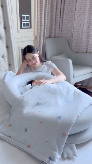Patricia Tanchanok Good Instagram - ที่นอนหายใจผ่านได้ แพทเลือก Joyful Nest ของ OXY Baby ค่ะ นอกจากจะใช้ดีจนน้องนอนยาวมากๆแล้ว แพทยังชอบโมบายน้องปลาวาฬกับหอยทาก ที่มี inspiration จากนิทานเรื่องโปรด The Snail and the Whale  แถมมีเครื่องนอนที่เข้าชุดกันด้วย 🐌 💘 🐳 

Joyful Nest ของ OXY Baby เค้าออกแบบมาอย่างดี มีหมอนหัวทุยครบจบในตัว วัสดุ Tencel x 3D Airmesh นุ่มสบาย ของเล่นโมบายน่ารักมาก ตอนนี้เลยเป็นไอเท็มโปรดของน้องแพทริคไปแล้วค่ะ #OXYBABYTHAILAND 🥰