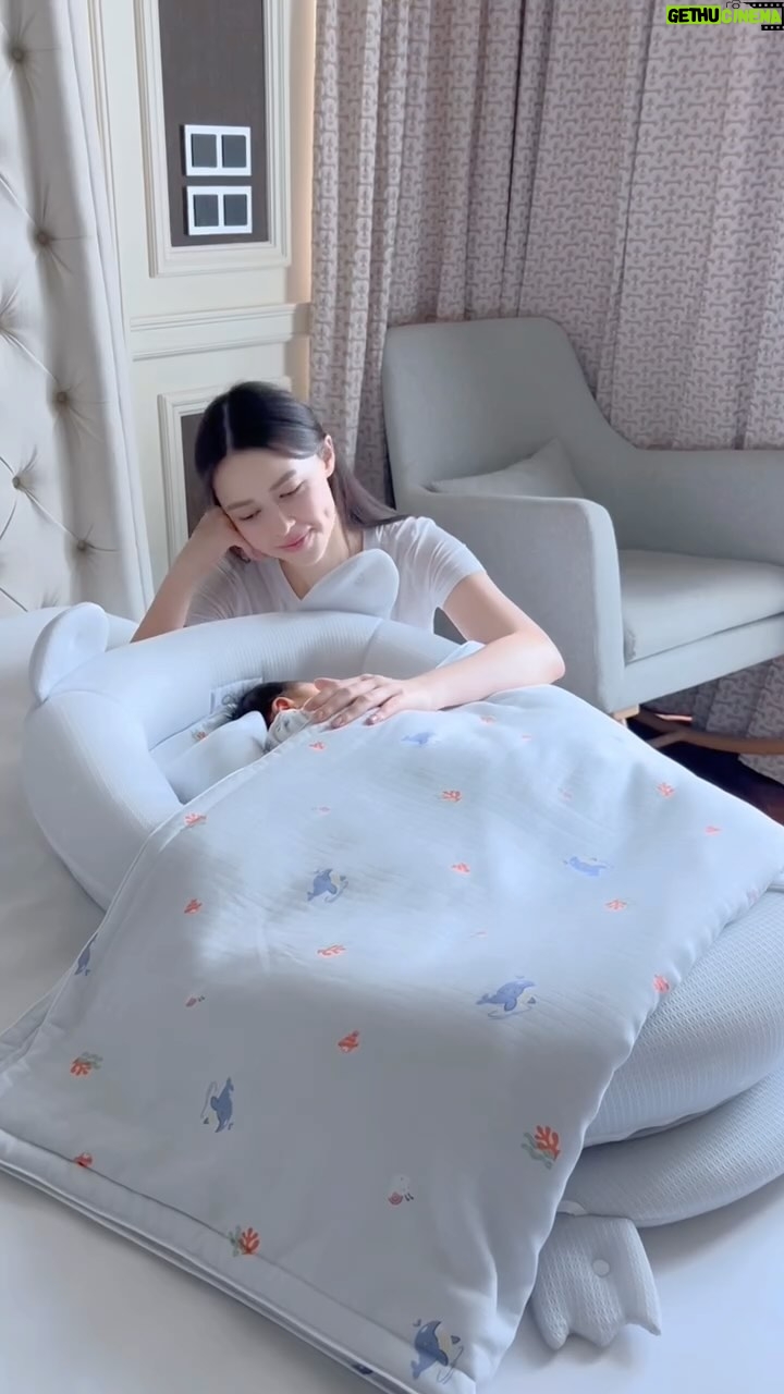 Patricia Tanchanok Good - 3 Likes - ที่นอนหายใจผ่านได้ แพทเลือก Joyful Nest ของ OXY Baby ค่ะ นอกจากจะใช้ดีจนน้องนอนยาวมากๆแล้ว แพทยังชอบโมบายน้องปลาวาฬกับหอยทาก ที่มี inspiration จากนิทานเรื่องโปรด The Snail and the Whale แถมมีเครื่องนอนที่เข้าชุดกันด้วย 🐌 💘 🐳
Joyful Nest ของ OXY Baby เค้าออกแบบมาอย่างดี มีหมอนหัวทุยครบจบในตัว วัสดุ Tencel x 3D Airmesh นุ่มสบาย ของเล่นโมบายน่ารักมาก ตอนนี้เลยเป็นไอเท็มโปรดของน้องแพทริคไปแล้วค่ะ #OXYBABYTHAILAND 🥰