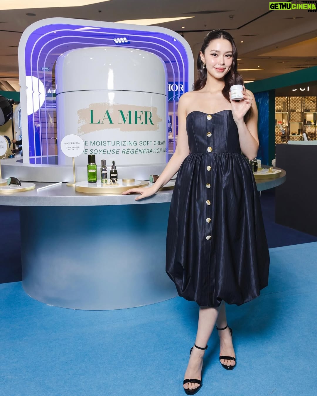 Patricia Tanchanok Good - 3 Likes - 🌙 ✨ Treat your skin to the best of both worlds: Soft Cream by day and Night Cream for overnight rejuvenation.
📍 Night To Day with La Mer Event At Hall of Fame, M Floor, Siam Paragon | February 20 - 26, 2025
💙 Exclusive Offer: Purchase Soft Cream 15ml and receive Night Cream 7ml (x2) *For new customers only at the event.
💙 Refresh yourself with our special Miracle Beauty Smoothie & Forever Young Drink
#NightToDaywithLaMer
#LaMerThailand
#LaMer