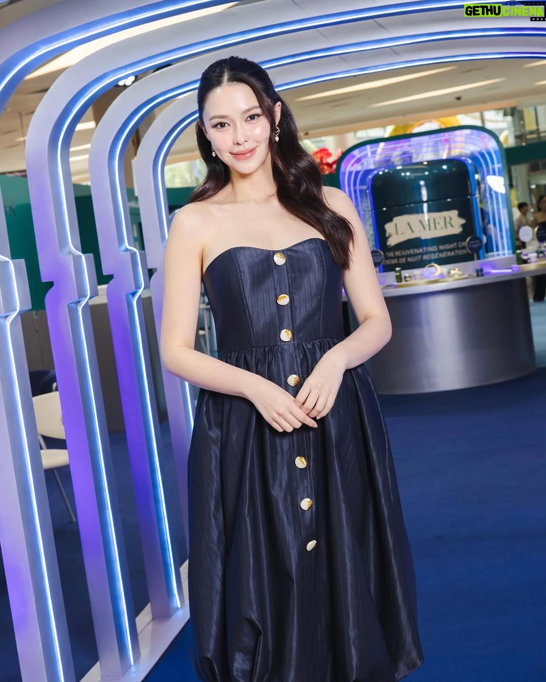 Patricia Tanchanok Good - 3 Likes - 🌙 ✨ Treat your skin to the best of both worlds: Soft Cream by day and Night Cream for overnight rejuvenation.
📍 Night To Day with La Mer Event At Hall of Fame, M Floor, Siam Paragon | February 20 - 26, 2025
💙 Exclusive Offer: Purchase Soft Cream 15ml and receive Night Cream 7ml (x2) *For new customers only at the event.
💙 Refresh yourself with our special Miracle Beauty Smoothie & Forever Young Drink
#NightToDaywithLaMer
#LaMerThailand
#LaMer