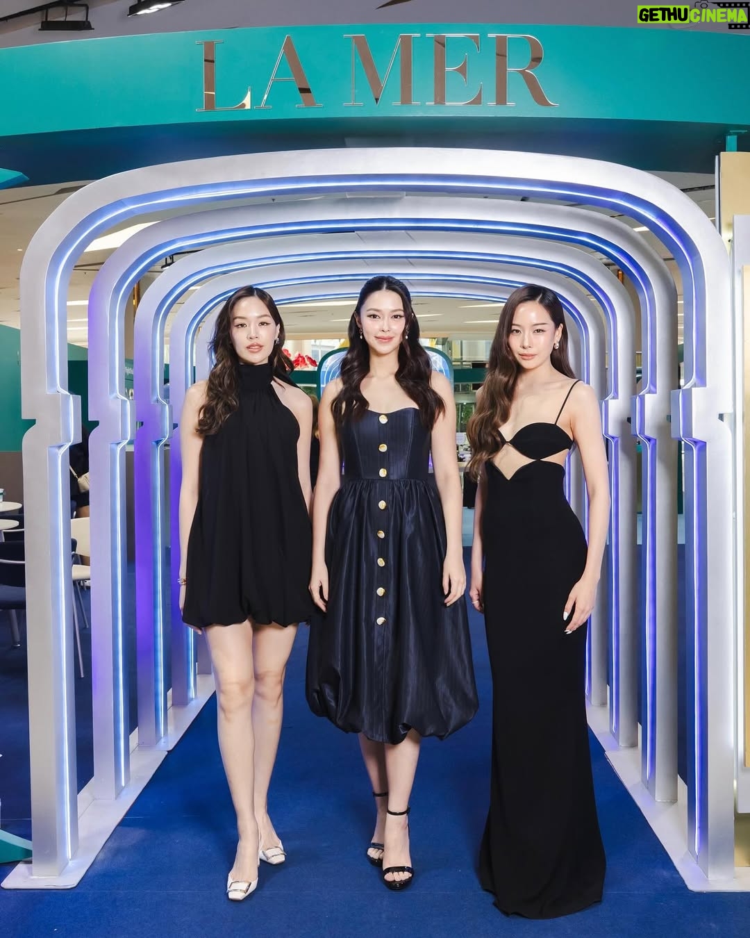 Patricia Tanchanok Good - 3 Likes - 🌙 ✨ Treat your skin to the best of both worlds: Soft Cream by day and Night Cream for overnight rejuvenation.
📍 Night To Day with La Mer Event At Hall of Fame, M Floor, Siam Paragon | February 20 - 26, 2025
💙 Exclusive Offer: Purchase Soft Cream 15ml and receive Night Cream 7ml (x2) *For new customers only at the event.
💙 Refresh yourself with our special Miracle Beauty Smoothie & Forever Young Drink
#NightToDaywithLaMer
#LaMerThailand
#LaMer