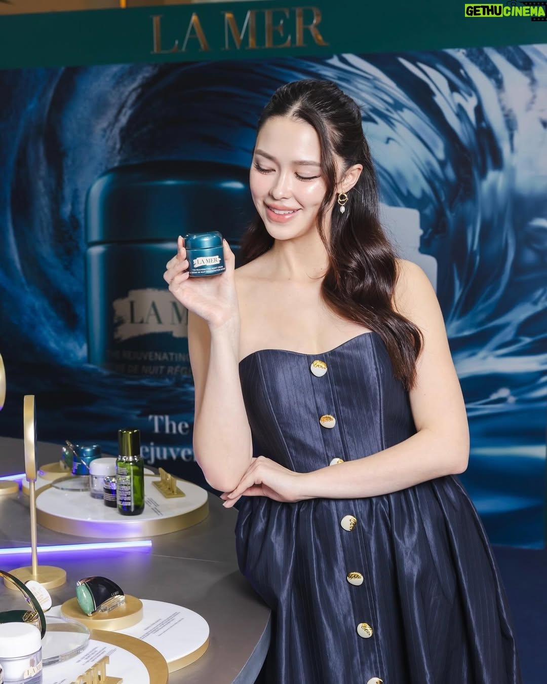 Patricia Tanchanok Good - 3 Likes - 🌙 ✨ Treat your skin to the best of both worlds: Soft Cream by day and Night Cream for overnight rejuvenation.
📍 Night To Day with La Mer Event At Hall of Fame, M Floor, Siam Paragon | February 20 - 26, 2025
💙 Exclusive Offer: Purchase Soft Cream 15ml and receive Night Cream 7ml (x2) *For new customers only at the event.
💙 Refresh yourself with our special Miracle Beauty Smoothie & Forever Young Drink
#NightToDaywithLaMer
#LaMerThailand
#LaMer
