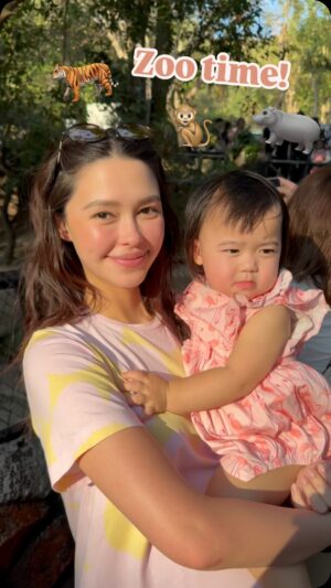 Patricia Tanchanok Good Instagram - 🐻🦁 ZOO TIME ไปเที่ยวสวนสัตว์กับเอลิเซียกัน !
 
Weekend นี้ แพทตั้งใจจะพาเอลิเซียไปเที่ยวสวนสัตว์
ให้ลูกได้เล่น ได้เรียนรู้ สัมผัสประการณ์นอกบ้านกันบ้าง
 
เที่ยวครั้งนี้ น้องเอลิเซียทั้งสนุกและตื่นเต้นมาก ได้เจอสัตว์หลากหลายชนิด และถึงแม้อากาศจะร้อนแค่ไหน เอลิเซียก็สบายตัวเพราะใส่ผ้าอ้อม Merries ที่มี 5,000 ล้านรู*ระบายอากาศ ระบายอากาศดี ก้นลูกไม่อับชื้น
 
เที่ยวมาทั้งวันถึงเวลาเข้านอน ก็ยังหลับสนิทได้ตลอดทั้งคืน เพราะ Merries ซึมซับได้ยาวนาน 14 ชม.** แฮปปี้สุด ๆ เลย
 
*จากการประเมินด้วยภาพจากเครื่องจุลทรรศน์อิเล็กตรอนแบบส่องกราดแปลงค่าเป็น 1 ผืนผ้าอ้อม​
**ผลการทดสอบประสิทธิภาพการซึมซับและการรั่วซึมในห้องปฏิบัติการของ Kao Corporation, Japan โดยระยะเวลาการซึมซับสุงสุด ขึ้นกับความถี่และปริมาณปัสสาวะของลูกน้อยรายบุคคล (แบบกางเกงขนาด L และ XL เท่านั้น) ​​
 
🛒แม่ ๆ บ้านไหน ใช้ผ้าอ้อม Merries แบบแพทกันบ้างคะ มาแชร์กันหน่อย
 
#MerriesThailand #ผ้าอ้อมเมอร์รี่ส์ #ยิ้มได้ไม่แพ้แม่คอนเฟิร์ม #สัมผัสอ่อนโยนไม่อับชื้นที่1ในใจแม่