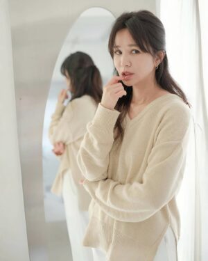 Patty Wu Instagram - ・
你有夢過「牙齒掉光」的夢嗎？
那種驚恐的感覺，至今難忘。 
但比起夢境，現實更可怕。
前幾年拍《天之蕉子》時，我騎腳踏車摔飛出去，當場斷了兩顆牙！
補牙過程超級漫長，而且價格讓人倒抽一口氣——一顆 8 萬！兩顆 16 萬！
（這些錢如果拿來打音波電波，皮膚至少可以緊個10年吧！） 
這次事件讓我徹底意識到：口腔健康一定要好好照顧，不然未來的代價真的太大！
很感謝媽媽給了我一口天生排列整齊的好牙（幾乎沒需要矯正），但牙齦是口腔健康的基礎，更需要好好照護!
 
🔹 我的「口腔照護日常」
 
有些人一天刷兩次牙就覺得夠了，但我愛刷牙的程度，已經被圈內認證。
巡演舞台劇時，和欣凌姐共用休息室，每天都聽她用媽媽口氣說：「吳怡霈！你又在刷牙了喔？！好乖喔！」😂
 
沒錯！牙膏、牙刷、漱口水隨身帶，吃完東西立刻刷！
畢竟日常飲食都會堆積牙菌斑在口腔死角，不及時清除可能會刺激牙齦，引發牙齦問題 
✔ 刷牙 2 分鐘（認真刷很重要，不是隨便刷兩下）
✔ 搭配牙線棒（因為牙縫最容易卡食物殘渣）
✔ 漱口水三管齊下（有些地方牙刷刷不到，漱口水效果可以深入齒縫，且幫助保持口氣清新）
 
這樣做才是真正照護口腔健康。
 
🔹照護牙齦，為什麼選擇「牙周適」？
 
這個牌子大家一定不陌生，但這次我特別想推薦他們「專業強韌護齦系列」牙膏 & 漱口水。
含雙重抗菌成份，不僅能幫助去除牙齦線上的牙菌斑，避免牙菌斑堆積，幫助維持我的牙齦健康，強韌*與保護牙齦
特別的是產品還添加了新配方——玻尿酸？！
沒錯，玻尿酸不只可以用來保養皮膚，也是牙齦緊實的關鍵組成元素！
 
想起之前訪問一位口腔護理專家時，問過他一個超多人想知道的問題：
「為什麼有些人口臭很嚴重，但自己卻完全察覺不到？」
他笑著說：
「很簡單，戴口罩呼氣，自己聞聞看就知道啦！」
😳😳😳（這方法太現實了，但真的有效！）
這組產品除了幫助降低牙齦炎的發生率^，也可以幫助維持口氣清新！
小時候爸媽說：「牙要刷乾淨，不然牙齒爛掉要去看牙醫！」長大後才發現，這句話的重點不是「牙齒爛掉」，而是「看牙醫」會讓你錢包爛掉。 💸💸💸
同時牙齦也是牙齒的根基，需要一起照護～
所以，快用牙周適強韌護齦系列照護牙齦，牙膏 漱口水搭配使！ 
#幫助預防牙齦問題，降低牙齦炎發生率  #省下來的錢可以打醫美
momo購物網現正熱銷中! https://reurl.cc/yD8opD
 
*係指持續使用可長期幫助促進牙齦緊實,須配合正確刷牙習慣,每天使用兩次
須配合正確刷牙習慣,每天使用兩次
**係指以牙周適牙膏刷牙後，再搭配牙周適漱口水漱口，須配合正確刷牙習慣
#牙周適 #牙周適專業強韌護齦系列
 
✦若有牙齒相關問題建議諮詢牙醫師。此圖文由牙周適品牌贊助。對於牙周適產品有任何疑問，請撥打消費者免費專線 0800-212-259。PM Code：PM-TW-PAD-24-00242
