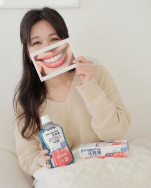 Patty Wu Instagram - ・
你有夢過「牙齒掉光」的夢嗎？
那種驚恐的感覺，至今難忘。 
但比起夢境，現實更可怕。
前幾年拍《天之蕉子》時，我騎腳踏車摔飛出去，當場斷了兩顆牙！
補牙過程超級漫長，而且價格讓人倒抽一口氣——一顆 8 萬！兩顆 16 萬！
（這些錢如果拿來打音波電波，皮膚至少可以緊個10年吧！） 
這次事件讓我徹底意識到：口腔健康一定要好好照顧，不然未來的代價真的太大！
很感謝媽媽給了我一口天生排列整齊的好牙（幾乎沒需要矯正），但牙齦是口腔健康的基礎，更需要好好照護!
 
🔹 我的「口腔照護日常」
 
有些人一天刷兩次牙就覺得夠了，但我愛刷牙的程度，已經被圈內認證。
巡演舞台劇時，和欣凌姐共用休息室，每天都聽她用媽媽口氣說：「吳怡霈！你又在刷牙了喔？！好乖喔！」😂
 
沒錯！牙膏、牙刷、漱口水隨身帶，吃完東西立刻刷！
畢竟日常飲食都會堆積牙菌斑在口腔死角，不及時清除可能會刺激牙齦，引發牙齦問題 
✔ 刷牙 2 分鐘（認真刷很重要，不是隨便刷兩下）
✔ 搭配牙線棒（因為牙縫最容易卡食物殘渣）
✔ 漱口水三管齊下（有些地方牙刷刷不到，漱口水效果可以深入齒縫，且幫助保持口氣清新）
 
這樣做才是真正照護口腔健康。
 
🔹照護牙齦，為什麼選擇「牙周適」？
 
這個牌子大家一定不陌生，但這次我特別想推薦他們「專業強韌護齦系列」牙膏 & 漱口水。
含雙重抗菌成份，不僅能幫助去除牙齦線上的牙菌斑，避免牙菌斑堆積，幫助維持我的牙齦健康，強韌*與保護牙齦
特別的是產品還添加了新配方——玻尿酸？！
沒錯，玻尿酸不只可以用來保養皮膚，也是牙齦緊實的關鍵組成元素！
 
想起之前訪問一位口腔護理專家時，問過他一個超多人想知道的問題：
「為什麼有些人口臭很嚴重，但自己卻完全察覺不到？」
他笑著說：
「很簡單，戴口罩呼氣，自己聞聞看就知道啦！」
😳😳😳（這方法太現實了，但真的有效！）
這組產品除了幫助降低牙齦炎的發生率^，也可以幫助維持口氣清新！
小時候爸媽說：「牙要刷乾淨，不然牙齒爛掉要去看牙醫！」長大後才發現，這句話的重點不是「牙齒爛掉」，而是「看牙醫」會讓你錢包爛掉。 💸💸💸
同時牙齦也是牙齒的根基，需要一起照護～
所以，快用牙周適強韌護齦系列照護牙齦，牙膏 漱口水搭配使！ 
#幫助預防牙齦問題，降低牙齦炎發生率  #省下來的錢可以打醫美
momo購物網現正熱銷中! https://reurl.cc/yD8opD
 
*係指持續使用可長期幫助促進牙齦緊實,須配合正確刷牙習慣,每天使用兩次
須配合正確刷牙習慣,每天使用兩次
**係指以牙周適牙膏刷牙後，再搭配牙周適漱口水漱口，須配合正確刷牙習慣
#牙周適 #牙周適專業強韌護齦系列
 
✦若有牙齒相關問題建議諮詢牙醫師。此圖文由牙周適品牌贊助。對於牙周適產品有任何疑問，請撥打消費者免費專線 0800-212-259。PM Code：PM-TW-PAD-24-00242