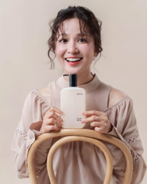 Patty Wu Instagram - 還記得你人生買的第一瓶香水嗎？我的是一瓶當年超火紅的 麝香香水。那時候，為了這種 既迷人又帶點神祕的香氣，我還特地去查了一下麝香的來歷。結果發現，它的源頭來自 一種住在深山裡的鹿——麝鹿（Moschus）。更驚人的是，雄性麝鹿身上的麝香腺，會在繁殖季節釋放濃郁的香氣，來吸引異性。
 
當時，我看完這個故事，就立刻衝去買香水，幻想著自己也能擁有「自帶吸引力場」的神秘光環。結果……整個大學班上，大家都在流行這款香水。教室裡 充滿了麝香的氣息，搞得根本分不清到底是誰在吸引誰，現在回想起來，真的好荒唐又好笑。
 
但也正是因為這樣，我開始相信——香氣，真的能勾起回憶，也能創造專屬於自己的印象。我一直在想，如果有一款 「我的味道」，它會是什麼樣子呢？可能是麝香加森林木質調，再加上一點攸然的白色花香吧？
 
結果，Innerhows 聽到了我的內心聲音（或是我在開會時太激動），他們說：「來啊，設計一款屬於你的香氣吧！」於是，No.29 就這樣誕生了。
 
29 是我的生日，而「漣漪」，則是我親手取下的名字。
漣漪，不只是水面上的波動，更像是一種人生的寫照——一個小小的瞬間，就能擴散出無數的可能，影響遠比想像中深遠。
 
No.29，不只是香氣，而是一場記憶的旅程
 
和 Innerhows 聯手推出的 No.29 沐浴油，是一款以 馥郁木質白麝花香調 為靈魂的作品，它不只是香氣，而是帶著故事的氣味。
 
—— 鈴蘭與白花的清新純淨，是心靈的初始。
—— 茉莉、鸢尾與橙花交織，是成長的堆疊。
—— 麝香與柏木沉穩綿長，是沉澱後的平靜與自信。
 
這瓶香氣，就像人生，有輕快、有柔和，也有沉靜與深刻，最後都會引領我們回到內心的寧靜。
 
Innerhows一直以 頂級訂製香氛 為靈魂，打造了一款 比專櫃更精緻，但價格更親民的沐浴油。質地近似凝膠，但遇水後轉化為溫潤的親膚油，帶來絲絨般的滋潤感，不僅能沐浴，也能延伸泡澡，讓香氛環繞全身。
 
這瓶沐浴油的每個細節，都堅持對肌膚友善：
✅ 天然植萃基底：甜杏仁油、有機橄欖油、荷荷芭油，滋潤卻不厚重。
✅ 溫和起泡技術：使用 永續環保的小麥起泡劑，不傷肌膚、不污染環境，輕鬆搓揉就能產生細膩泡沫。
✅ 四大無添加：無酒精、無色素、無漂白劑、無礦物油，讓香氛純粹地停留在最該停留的地方。
 
這不是一瓶單純的沐浴油，而是一場 與自己的香氛對話。
或許，人生最幸福的時刻，不是什麼大事，而是在日常裡，找到讓自己自在又安心的小確幸。
 
現在該換你了！
 
你人生中最印象深刻的香氣是什麼？
 
A. 小時候的媽媽牌洗髮精香味（一聞到就想賴在她懷裡）
B. 初戀噴過的香水（當時聞到小鹿亂撞，現在聞到恨不得快閃）
C. 朋友車上的某款擴香（讓你每次搭他的車，都有種坐 Uber 的錯覺）
D. 自己的汗味（畢竟，每個人都是自己最獨特的味道擴散器）
 
快來留言，讓我們一起聊聊 那些藏在香氣裡的故事！
@innerhows