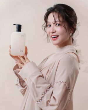 Patty Wu Instagram - 還記得你人生買的第一瓶香水嗎？我的是一瓶當年超火紅的 麝香香水。那時候，為了這種 既迷人又帶點神祕的香氣，我還特地去查了一下麝香的來歷。結果發現，它的源頭來自 一種住在深山裡的鹿——麝鹿（Moschus）。更驚人的是，雄性麝鹿身上的麝香腺，會在繁殖季節釋放濃郁的香氣，來吸引異性。
 
當時，我看完這個故事，就立刻衝去買香水，幻想著自己也能擁有「自帶吸引力場」的神秘光環。結果……整個大學班上，大家都在流行這款香水。教室裡 充滿了麝香的氣息，搞得根本分不清到底是誰在吸引誰，現在回想起來，真的好荒唐又好笑。
 
但也正是因為這樣，我開始相信——香氣，真的能勾起回憶，也能創造專屬於自己的印象。我一直在想，如果有一款 「我的味道」，它會是什麼樣子呢？可能是麝香加森林木質調，再加上一點攸然的白色花香吧？
 
結果，Innerhows 聽到了我的內心聲音（或是我在開會時太激動），他們說：「來啊，設計一款屬於你的香氣吧！」於是，No.29 就這樣誕生了。
 
29 是我的生日，而「漣漪」，則是我親手取下的名字。
漣漪，不只是水面上的波動，更像是一種人生的寫照——一個小小的瞬間，就能擴散出無數的可能，影響遠比想像中深遠。
 
No.29，不只是香氣，而是一場記憶的旅程
 
和 Innerhows 聯手推出的 No.29 沐浴油，是一款以 馥郁木質白麝花香調 為靈魂的作品，它不只是香氣，而是帶著故事的氣味。
 
—— 鈴蘭與白花的清新純淨，是心靈的初始。
—— 茉莉、鸢尾與橙花交織，是成長的堆疊。
—— 麝香與柏木沉穩綿長，是沉澱後的平靜與自信。
 
這瓶香氣，就像人生，有輕快、有柔和，也有沉靜與深刻，最後都會引領我們回到內心的寧靜。
 
Innerhows一直以 頂級訂製香氛 為靈魂，打造了一款 比專櫃更精緻，但價格更親民的沐浴油。質地近似凝膠，但遇水後轉化為溫潤的親膚油，帶來絲絨般的滋潤感，不僅能沐浴，也能延伸泡澡，讓香氛環繞全身。
 
這瓶沐浴油的每個細節，都堅持對肌膚友善：
✅ 天然植萃基底：甜杏仁油、有機橄欖油、荷荷芭油，滋潤卻不厚重。
✅ 溫和起泡技術：使用 永續環保的小麥起泡劑，不傷肌膚、不污染環境，輕鬆搓揉就能產生細膩泡沫。
✅ 四大無添加：無酒精、無色素、無漂白劑、無礦物油，讓香氛純粹地停留在最該停留的地方。
 
這不是一瓶單純的沐浴油，而是一場 與自己的香氛對話。
或許，人生最幸福的時刻，不是什麼大事，而是在日常裡，找到讓自己自在又安心的小確幸。
 
現在該換你了！
 
你人生中最印象深刻的香氣是什麼？
 
A. 小時候的媽媽牌洗髮精香味（一聞到就想賴在她懷裡）
B. 初戀噴過的香水（當時聞到小鹿亂撞，現在聞到恨不得快閃）
C. 朋友車上的某款擴香（讓你每次搭他的車，都有種坐 Uber 的錯覺）
D. 自己的汗味（畢竟，每個人都是自己最獨特的味道擴散器）
 
快來留言，讓我們一起聊聊 那些藏在香氣裡的故事！
@innerhows