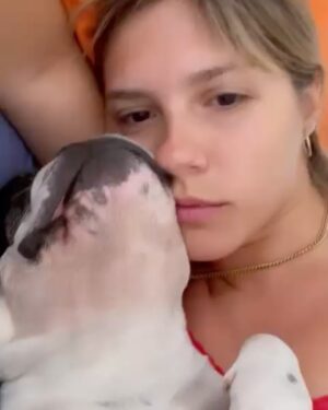 Paulina Vetrano Instagram - Mi fiel compañero de vida, de siestas, de paseos, de juegos, tan incondicional, siempre ahí en los mejores y peores momentos. Tan BUENO, siempre fuiste un integrante más de la familia. Todos fueron testigos de nuestro amor,jamás me acostumbré a amarte tanto!!! Te lo decía todo el tiempo… me parece tan irreal tener que despedirte. Duele tanto, el vacio que se siente en la casa, no te podes imaginar todo lo que nos dejaste y enseñaste estos 10 años juntos. 

Solo me quedan los mejores recuerdos. Te disfruté a mas no poder y te dí todo el amor que tenía. Viviste una vida plena, libre,  hermosa y eso me llena de paz y tranquilidad. Saber que estamos al día.

Te seguiré viendo en alguna estrella, en una mariposa, un pajaro, en mis sueños, hasta volvernos a encontrar.

Darduli, fuiste y serás el mejor perro del mundo. te amo y te llevo en la piel para siempre 🤍