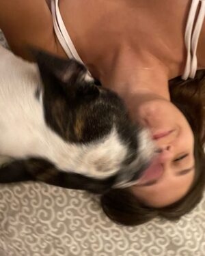 Paulina Vetrano Instagram - Mi fiel compañero de vida, de siestas, de paseos, de juegos, tan incondicional, siempre ahí en los mejores y peores momentos. Tan BUENO, siempre fuiste un integrante más de la familia. Todos fueron testigos de nuestro amor,jamás me acostumbré a amarte tanto!!! Te lo decía todo el tiempo… me parece tan irreal tener que despedirte. Duele tanto, el vacio que se siente en la casa, no te podes imaginar todo lo que nos dejaste y enseñaste estos 10 años juntos. 

Solo me quedan los mejores recuerdos. Te disfruté a mas no poder y te dí todo el amor que tenía. Viviste una vida plena, libre,  hermosa y eso me llena de paz y tranquilidad. Saber que estamos al día.

Te seguiré viendo en alguna estrella, en una mariposa, un pajaro, en mis sueños, hasta volvernos a encontrar.

Darduli, fuiste y serás el mejor perro del mundo. te amo y te llevo en la piel para siempre 🤍