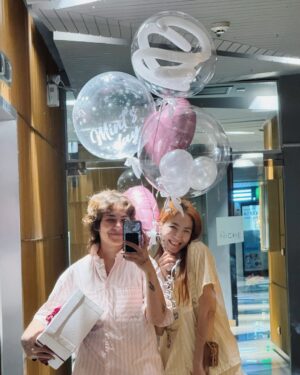 Pavida Moriggi Instagram - Happy birthday my baby @mint.tita เซอร์ไพรส์ตอนเที่ยงคืนเหมือนเด็กเพิ่งคบกันแรกๆ พี่มิ้นโตอีกปีแย้ววว อยากให้พี่มิ้นมีความสุขมากๆ ทุกข์น้อยๆ มีพลังในการใช้ชีวิตทุกๆวัน คิดฝันอยากจะทำอะไรก็สมปราถนา น้องซิลจะคอยอยู่เคียงข้างนะงัฟ ฮี่ๆ ดีใจจังเรยที่ได้อยู่ด้วยในวันเกิดทุกปีเร้ยยย 🤍✨
