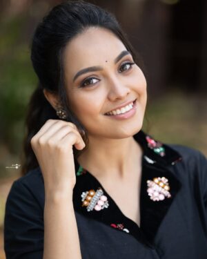 Pavithra Janani Instagram - It will all make sense one day 🖤

Mua @profile_makeover 
Hairstylist @mani_stylist_ 
Accessories @new_ideas_fashions 
Outfit @tweety_threads 
Pc @sano_visuals 

#embracetheprocess