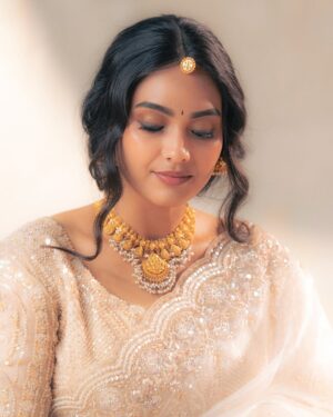 Pavithra Janani Instagram - Grateful 🤍

Creative Director: @shamini_shankar_official 
Makeup : @ragavigloria_mua 
Assisted : @atarahmakeup 
Hair : @gouthamisari_hm 
Photographer: @ngrnandha 
Jwellery: @avrswarnamahaljewellers 
Saree: @ashirahbydiadem 

#beyourownkindofbeautiful #embracethejourney #happyforeverafter