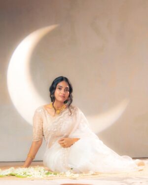 Pavithra Janani Instagram - Grateful 🤍

Creative Director: @shamini_shankar_official 
Makeup : @ragavigloria_mua 
Assisted : @atarahmakeup 
Hair : @gouthamisari_hm 
Photographer: @ngrnandha 
Jwellery: @avrswarnamahaljewellers 
Saree: @ashirahbydiadem 

#beyourownkindofbeautiful #embracethejourney #happyforeverafter