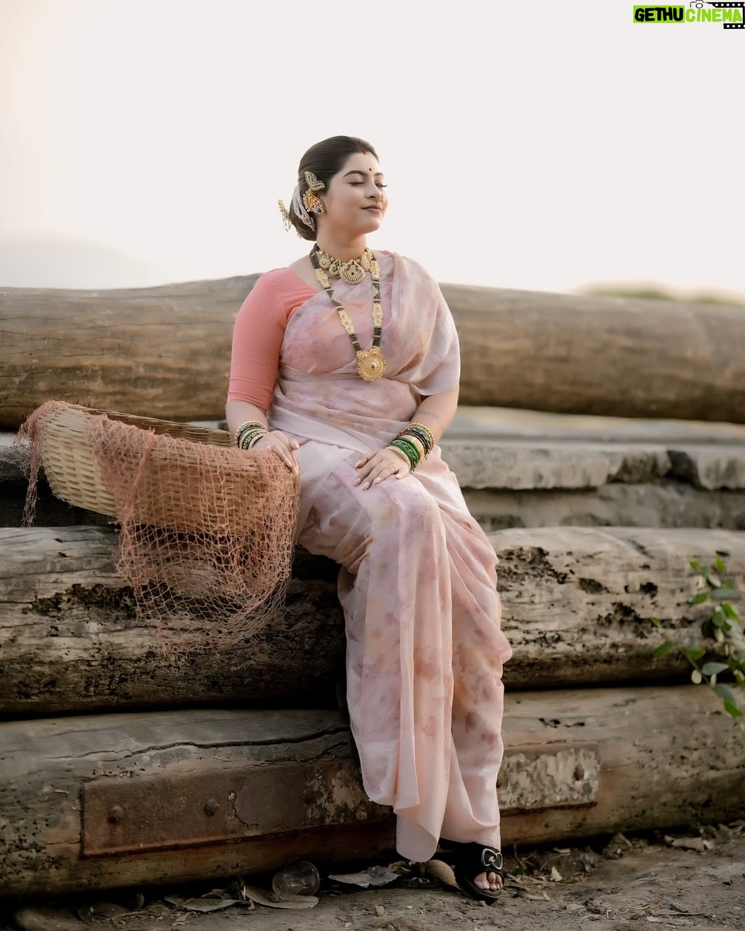 Payal Pati - 84.3K Likes - कोलनी नाचू निघाल्या शिमग्याची हावली😍💃
Look- @makeupartist_nidhi_vilas_patil
Click- @s.m.d_production
Earcuff - @mr_joker_0312
Dorla-kanthi - @hariomartjewllery
Nailart - @nails_artistryv
#shimga2025 #holi #shimgautsav #aagri #aagrikoli #aagrikoliswagstar⛵😎 #aagrikolicommunity #aagrikolisong #kolni #treditionallook❤️ #marathi #marathimulgi❤️ #marathiculture #aagrikolisamaj #look #lookoftheday #photooftheday #jwellary #kolisareelook #payalpatil