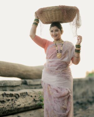 Payal Pati Instagram - कोलनी नाचू निघाल्या शिमग्याची हावली😍💃

Look- @makeupartist_nidhi_vilas_patil 
Click- @s.m.d_production 
Earcuff - @mr_joker_0312 
Dorla-kanthi - @hariomartjewllery 
Nailart - @nails_artistryv 

#shimga2025 #holi #shimgautsav #aagri #aagrikoli #aagrikoliswagstar⛵😎 #aagrikolicommunity #aagrikolisong #kolni #treditionallook❤️ #marathi #marathimulgi❤️ #marathiculture #aagrikolisamaj #look #lookoftheday #photooftheday #jwellary #kolisareelook #payalpatil