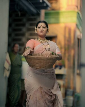 Payal Pati Instagram - कोलनी नाचू निघाल्या शिमग्याची हावली😍💃

Look- @makeupartist_nidhi_vilas_patil 
Click- @s.m.d_production 
Earcuff - @mr_joker_0312 
Dorla-kanthi - @hariomartjewllery 
Nailart - @nails_artistryv 

#shimga2025 #holi #shimgautsav #aagri #aagrikoli #aagrikoliswagstar⛵😎 #aagrikolicommunity #aagrikolisong #kolni #treditionallook❤️ #marathi #marathimulgi❤️ #marathiculture #aagrikolisamaj #look #lookoftheday #photooftheday #jwellary #kolisareelook #payalpatil