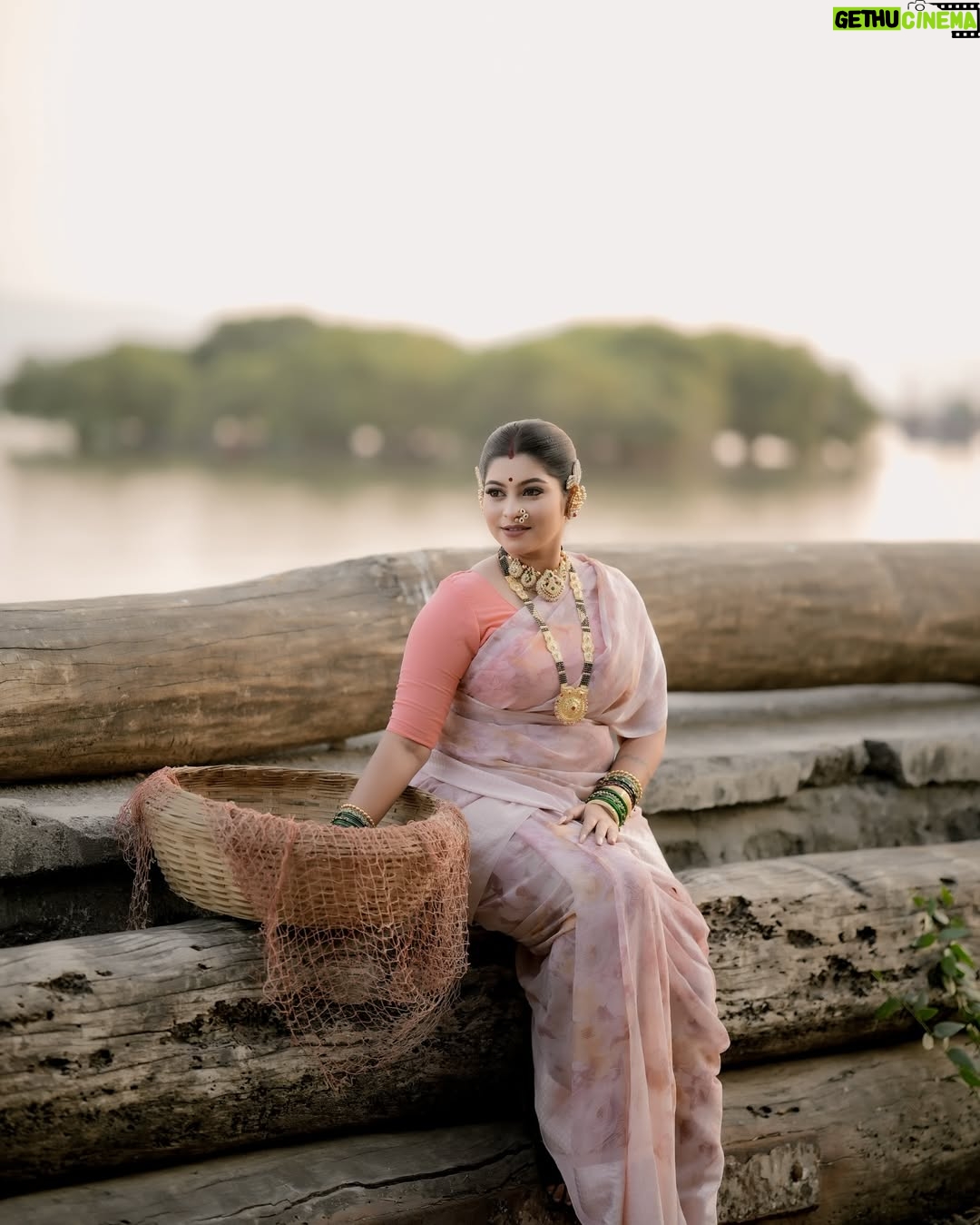 Payal Pati - 84.3K Likes - कोलनी नाचू निघाल्या शिमग्याची हावली😍💃
Look- @makeupartist_nidhi_vilas_patil
Click- @s.m.d_production
Earcuff - @mr_joker_0312
Dorla-kanthi - @hariomartjewllery
Nailart - @nails_artistryv
#shimga2025 #holi #shimgautsav #aagri #aagrikoli #aagrikoliswagstar⛵😎 #aagrikolicommunity #aagrikolisong #kolni #treditionallook❤️ #marathi #marathimulgi❤️ #marathiculture #aagrikolisamaj #look #lookoftheday #photooftheday #jwellary #kolisareelook #payalpatil