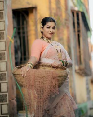 Payal Pati Instagram - कोलनी नाचू निघाल्या शिमग्याची हावली😍💃

Look- @makeupartist_nidhi_vilas_patil 
Click- @s.m.d_production 
Earcuff - @mr_joker_0312 
Dorla-kanthi - @hariomartjewllery 
Nailart - @nails_artistryv 

#shimga2025 #holi #shimgautsav #aagri #aagrikoli #aagrikoliswagstar⛵😎 #aagrikolicommunity #aagrikolisong #kolni #treditionallook❤️ #marathi #marathimulgi❤️ #marathiculture #aagrikolisamaj #look #lookoftheday #photooftheday #jwellary #kolisareelook #payalpatil