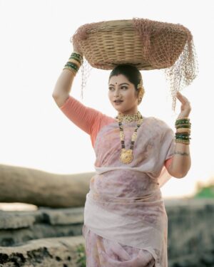 Payal Pati Instagram - कोलनी नाचू निघाल्या शिमग्याची हावली😍💃

Look- @makeupartist_nidhi_vilas_patil 
Click- @s.m.d_production 
Earcuff - @mr_joker_0312 
Dorla-kanthi - @hariomartjewllery 
Nailart - @nails_artistryv 

#shimga2025 #holi #shimgautsav #aagri #aagrikoli #aagrikoliswagstar⛵😎 #aagrikolicommunity #aagrikolisong #kolni #treditionallook❤️ #marathi #marathimulgi❤️ #marathiculture #aagrikolisamaj #look #lookoftheday #photooftheday #jwellary #kolisareelook #payalpatil
