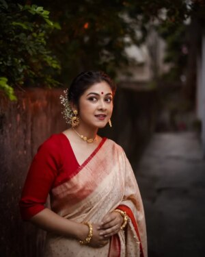 Payel De Instagram - ♥️🤍♥️

ছবি : @argha_giri 
রূপসজ্জা : @sanjuhaldermakeupartist 
টিম : @rudrakshprnads 

#photooftheday #photoshoot #portraits #saree #sareefashion #kolkata #follow #foryou