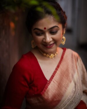 Payel De Instagram - ♥️🤍♥️

ছবি : @argha_giri 
রূপসজ্জা : @sanjuhaldermakeupartist 
টিম : @rudrakshprnads 

#photooftheday #photoshoot #portraits #saree #sareefashion #kolkata #follow #foryou
