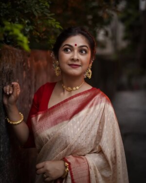 Payel De Instagram - ♥️🤍♥️

ছবি : @argha_giri 
রূপসজ্জা : @sanjuhaldermakeupartist 
টিম : @rudrakshprnads 

#photooftheday #photoshoot #portraits #saree #sareefashion #kolkata #follow #foryou