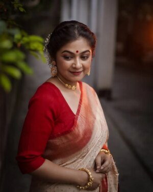Payel De Instagram - ♥️🤍♥️

ছবি : @argha_giri 
রূপসজ্জা : @sanjuhaldermakeupartist 
টিম : @rudrakshprnads 

#photooftheday #photoshoot #portraits #saree #sareefashion #kolkata #follow #foryou