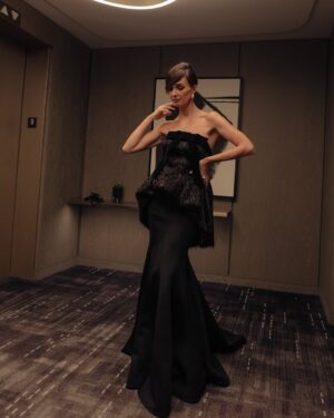 Paz Vega Instagram - Noche de cine en los #Oscars2025. El vestuario también es narrativa, y esta historia la firmó @robertodiz @messika y @aquazzura. 🖤✨
