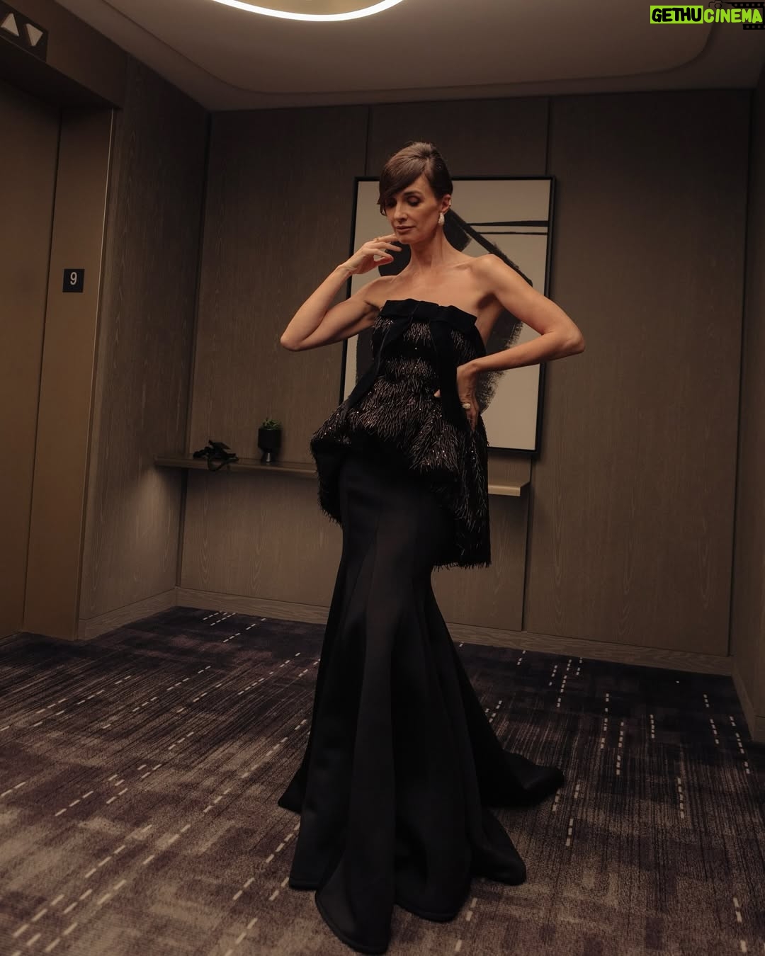 Paz Vega - 5.8K Likes - Noche de cine en los #Oscars2025. El vestuario también es narrativa, y esta historia la firmó @robertodiz @messika y @aquazzura. 🖤✨