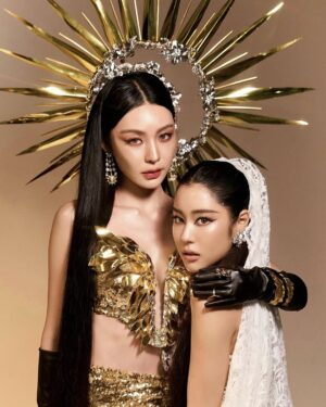 Phatchara Thabthong Instagram - The Lovers 🌞🌛
The Lovers tarot card represents Love, Balance 
and Choic-es 

MUA : @doublesix_aumz  @grace_makeup369
hair : @patthaworld 
Stylist : @sugusman
Photographer : @champ_roi_thai