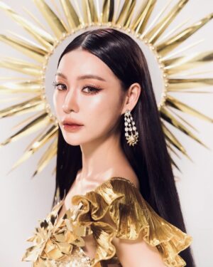 Phatchara Thabthong Instagram - The Lovers 🌞🌛
The Lovers tarot card represents Love, Balance 
and Choic-es 

MUA : @doublesix_aumz  @grace_makeup369
hair : @patthaworld 
Stylist : @sugusman
Photographer : @champ_roi_thai