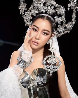 Phatchara Thabthong Instagram - The Lovers 🌞🌛
The Lovers tarot card represents Love, Balance 
and Choic-es 

MUA : @doublesix_aumz  @grace_makeup369
hair : @patthaworld 
Stylist : @sugusman
Photographer : @champ_roi_thai