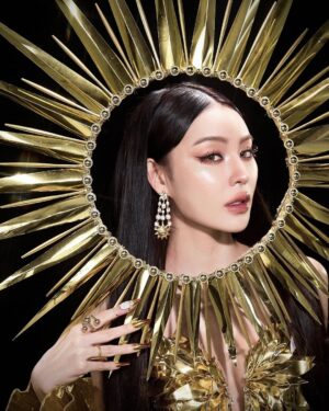 Phatchara Thabthong Instagram - The Lovers 🌞🌛
The Lovers tarot card represents Love, Balance 
and Choic-es 

MUA : @doublesix_aumz  @grace_makeup369
hair : @patthaworld 
Stylist : @sugusman
Photographer : @champ_roi_thai