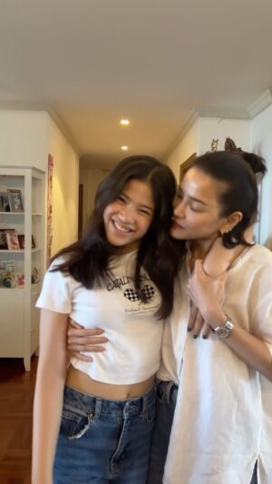 Phiyada Jutharattanakul Instagram - ตามดู 1 วันของนาวากันค่า😘 ช่วงเช้ามีเรียนว่ายน้ำ🏊🏼‍♀️ช่วงบ่ายมีเรียนเทควันโด้🥋ช่วงเย็นกลับบ้านมีเรียนพิเศษ📚📖
หลังจากเรียนเสร็จก็อยากอ่านหนังสือต่อ 
👍🏼กิจกรรมแน่นทั้งวัน❤️ 😘แม่จ๋ามีตัวช่วยดีๆให้นาวาทุกเช้า “แบรนด์ซุปไก่สกัด” 1 ขวด ทุกเช้าก่อนออกจากบ้าน 👩🏻👧🏻
#แบรนด์ซุปไก่สกัด #ขวดนี้ดีมีคาร์โนซีน