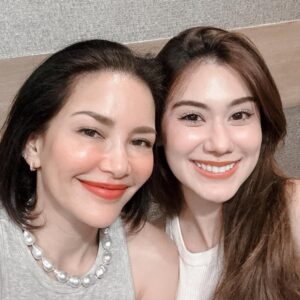 Phiyada Jutharattanakul Instagram - #dinner time ❤️ chitchat เมาท์ไปเรื่อย 😘 ไม่น่าเชื่อว่าจะมาถึงในวันที่เพื่อนรุ่นเดียวกัน😅 อายุเท่ากันและมีลูก และคือ หลานของเราจะมาทำงานด้วยกันได้แล้ว 😂❤️💙💚 ฝาก หลานอาอ้อม ด้วยนะคะ @mmiunatshaa ส่วนลีน่า ก็ น่ารักเหลือเกิน ⭐️ ขอบคุณคุณดิวนะคะ อาหารอร่อย เมาท์สนุก 😊🙏🏼