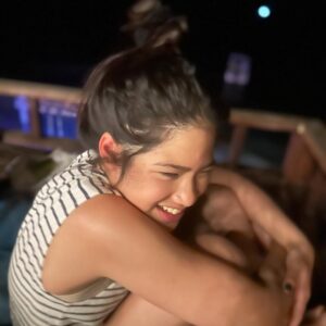 Phiyada Jutharattanakul Instagram - อายุ 12👧🏻 นั่งเล่น ยอมให้ถ่ายรูปแล้วคร๊าบบบ 🥰🧐 วัยว้าวุ่นกำลังจะมาละคร๊าบบบ 😝 โตไปด้วยกันนะลูกรัก 🤘🏼 #ภาพความทรงจำ 🖼️