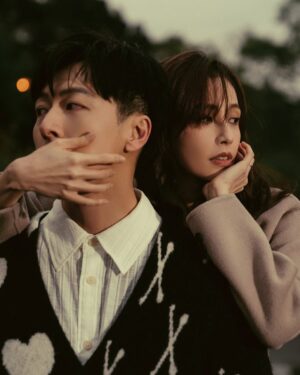 Phoebe Yuan Instagram - 雖然有時候還是會有想要掐Ｓ你的衝動，但很慶幸我們可以在對方低谷的時候給出手拉一把。有時候覺得在這黑暗的世界中能成為彼此的光，是很幸運、溫暖、療癒的一件事。

💄 @mikatsaixmakeup 
@yi_makeup1987 
📷 @rockykao456 
🧥 @jessielin_style 
@allsaintstaiwan 
#AllSaintsTaiwan