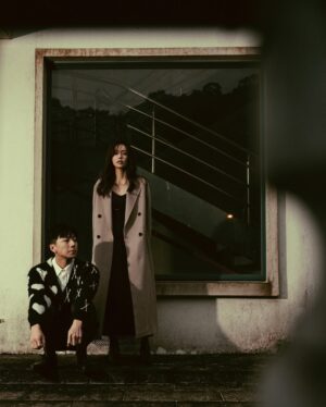 Phoebe Yuan Instagram - 雖然有時候還是會有想要掐Ｓ你的衝動，但很慶幸我們可以在對方低谷的時候給出手拉一把。有時候覺得在這黑暗的世界中能成為彼此的光，是很幸運、溫暖、療癒的一件事。

💄 @mikatsaixmakeup 
@yi_makeup1987 
📷 @rockykao456 
🧥 @jessielin_style 
@allsaintstaiwan 
#AllSaintsTaiwan