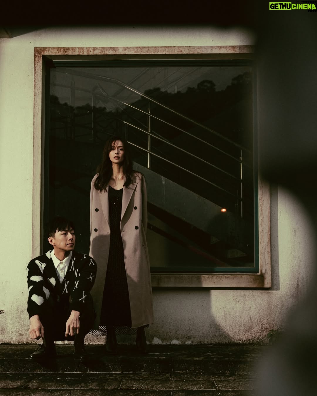 Phoebe Yuan - 8.3K Likes - 雖然有時候還是會有想要掐S你的衝動,但很慶幸我們可以在對方低谷的時候給出手拉一把。有時候覺得在這黑暗的世界中能成為彼此的光,是很幸運、溫暖、療癒的一件事。
💄 @mikatsaixmakeup
@yi_makeup1987
📷 @rockykao456
🧥 @jessielin_style
@allsaintstaiwan
#AllSaintsTaiwan