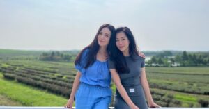 Phyllis Quek Instagram - 🌍✨ 跟着冒险玩家谢韵仪和“贵妇”郭妃丽一起，踏上这场充满欢笑、刺激与真心时刻的泰国冒险之旅吧！🏞️❤️

尽管性格迥异，但这对闺蜜已经建立了深厚的友情。如今，她们决定一起挑战极限活动，体验充满冒险与乐趣的旅程。💪 但这趟旅程不仅仅是挑战自我，篝火旁的心灵对话才是其中的亮点。谢韵仪和郭妃丽畅谈着各自的爱情经历、生活故事和心灵感悟。那段篝火旁的欢笑与心事，就如泰国大自然般美丽又生动。她们将会分享哪些心事呢？🔥

这不仅仅是一次冒险，更是闺蜜间的情感升华、成长与共享时光的象征。谢韵仪和郭妃丽会不会在这次旅行中发现彼此新的面貌？😆

快来8频道以及MeWatch收看今天的《在世界的角落扎营》，一起见证她们的精彩旅程！💖

🌍✨ Join Michelle Chia, the adrenaline junkie, and Phyllis Quek, the "Tai Tai", as they take on an exciting adventure in Thailand filled with laughter, thrills, and heartfelt moments. 🏞️❤️

Although their personalities couldn't be more different, these two best friends have built a deep connection over the years. Now, they’re about to challenge themselves with outdoor activities that will push their limits and test their courage. 🌟 

But it’s not all about adrenaline—around the campfire, Michelle and Phyllis share their personal stories about love, life, and relationships. The laughter and stories that fill the air are as vibrant as the Thai landscape surrounding them. What secrets will they reveal as they open up to each other? 🔥

This trip is more than just an adventure; it's a celebration of friendship, growth, and the shared moments that bring us closer together. Will Michelle and Phyllis discover something new about themselves and each other? 😆

Tune in to Channel 8 and MeWatch to find out in today’s episode of Camping Around the World! 💖

@michellechiaofficial @phyllis_quek @tourismthailandsg 

#CampingAroundtheWorld #在世界的角落扎营 #MichelleChia #谢韵仪 #PhyllisQuek #郭妃丽 #Besties #闺蜜时光 #LoveAndLaughter #爱情与欢笑 #CampingAdventures #露营冒险 #ThailandAdventures #泰国冒险 #AmazingThailand #SecretsRevealed #秘密心语