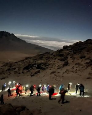 Pimpinha Jardim Instagram - Ao final de 6 dias consegui chegar ao ponto mais alto de África. Um desafio muito difícil que foi superado! Uma experiência única, uma  conquista para a vida. Obrigada a todos os que fizeram parte desta aventura, a escalada sem vocês não teria sido a mesma coisa. 🏔️ Mount Kilimajaro - Uhuru Peak 5895m amsl #highestinafrica #kilimanjaro #tanzania #africa #7summits