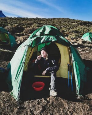 Pimpinha Jardim Instagram - Ao final de 6 dias consegui chegar ao ponto mais alto de África. Um desafio muito difícil que foi superado! Uma experiência única, uma  conquista para a vida. Obrigada a todos os que fizeram parte desta aventura, a escalada sem vocês não teria sido a mesma coisa. 🏔️ Mount Kilimajaro - Uhuru Peak 5895m amsl #highestinafrica #kilimanjaro #tanzania #africa #7summits