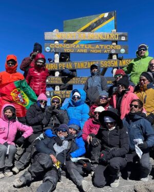 Pimpinha Jardim Instagram - Ao final de 6 dias consegui chegar ao ponto mais alto de África. Um desafio muito difícil que foi superado! Uma experiência única, uma  conquista para a vida. Obrigada a todos os que fizeram parte desta aventura, a escalada sem vocês não teria sido a mesma coisa. 🏔️ Mount Kilimajaro - Uhuru Peak 5895m amsl #highestinafrica #kilimanjaro #tanzania #africa #7summits