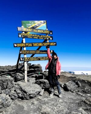 Pimpinha Jardim Instagram - Ao final de 6 dias consegui chegar ao ponto mais alto de África. Um desafio muito difícil que foi superado! Uma experiência única, uma  conquista para a vida. Obrigada a todos os que fizeram parte desta aventura, a escalada sem vocês não teria sido a mesma coisa. 🏔️ Mount Kilimajaro - Uhuru Peak 5895m amsl #highestinafrica #kilimanjaro #tanzania #africa #7summits