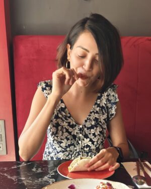 Plabita Borthakur Instagram - Had the best tacos ever! Spent a lovely afternoon at @pocolocotapasandbar with @kunjgutka. We went to catch up but ended up too busy stuffing ourselves- because the food was that good! Guess the catching up will have to wait. The drinks were just as refreshing!
Thank you @hellodspr 
.
.
.
.
.
.
.
.
#plabitaborthakur #mumbai #restaurant #mexicanfood #dineout #dayout #lifestyle #happiness #love #food