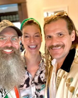 Pollyanna McIntosh Instagram - Lovely folks, an angry kitten and me at the Saturn Awards. This rainy Sunday day here in Wicklow, Ireland I’m cooking, gardening and seeing the lovely Dan Fogler. What are you getting up to? #TWDFamily