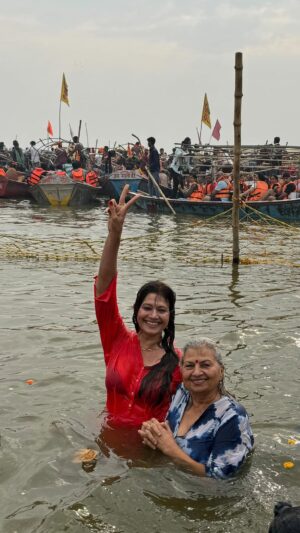 Pooja Batra Instagram - Blessed to have a #divine experience at the #mahakumbh #pragyaraj #celestial #astronomical #transformative #phenomenon #2025 with my mum🙏#harharmahadev 🔱 #harhargange 🕉️Thanks to the #indianArmy for the best holy dip experience I could have had in the #trivenisangam ⭐️ #aumnamahshivaya #tattvamasi 🔆🔱🔅🔱