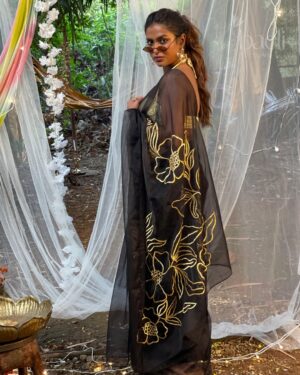 Poulomi Das Instagram - Draped in tradition, blooming in confidence 🌷
@poulomipolodas_official 

Clicks by - @anusoru 
Makeup & hair - @mukeshpatilmakeup 

#sareewomen #vintage #shopsarees #timelessfashion #ethicvibe #sareesofIndia #saressonline